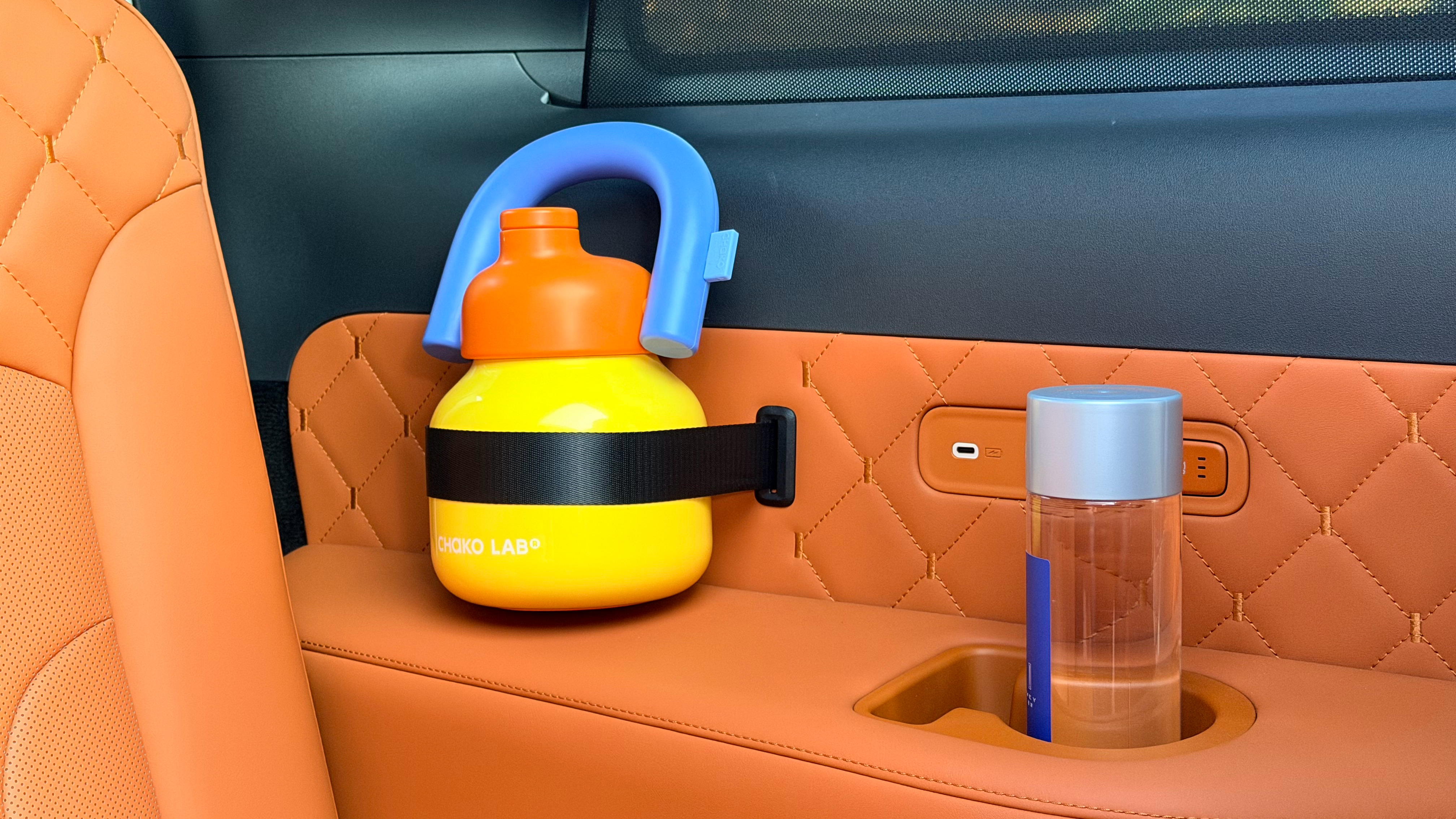 魏牌 V9X 车内这个挂水壶的绑带，真的相当实用，特别是有孩子的家庭，深有体会。