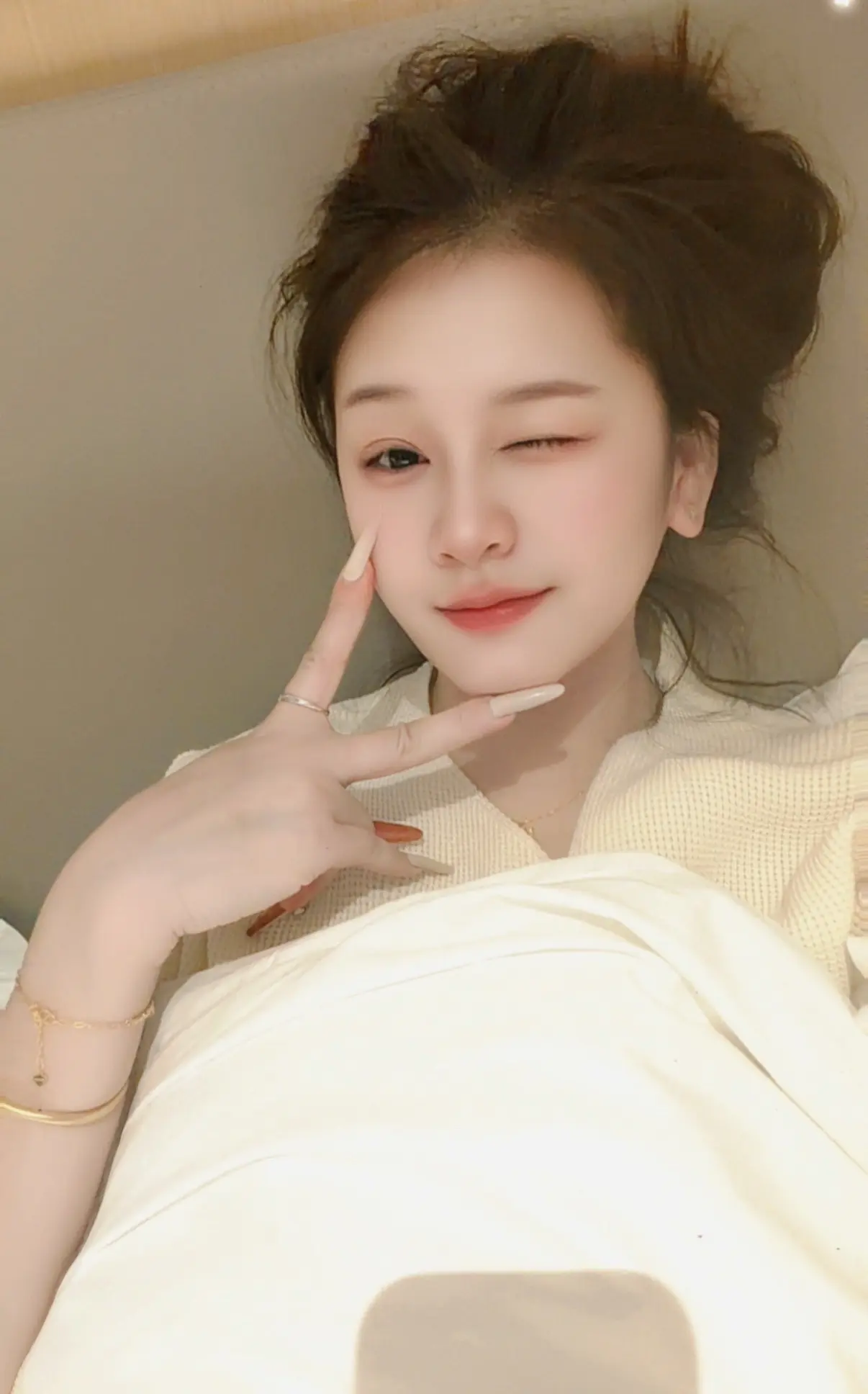 8点半就开始睡一觉到1点半醒来，床都不敢下，坐起来头都要晕😵‍💫好累