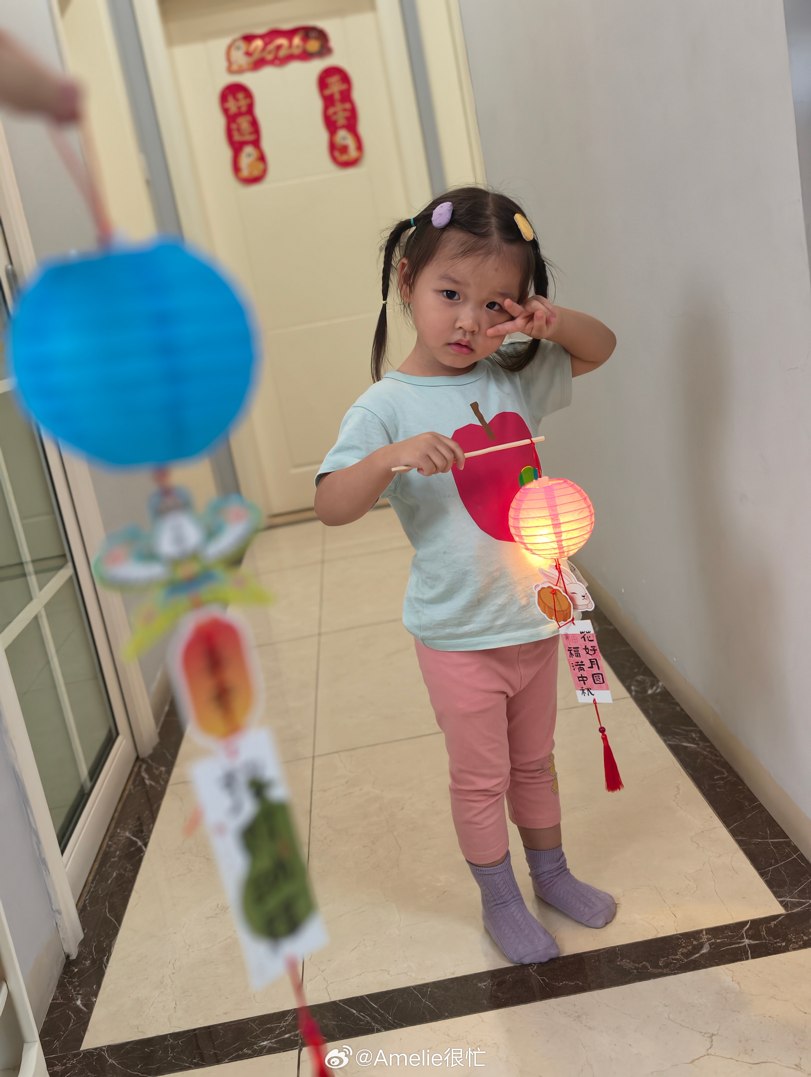 做了个小灯笼明天带去幼儿园可惜买的汉服还没到不然高低得拍一组大片奶油小声 ​​​