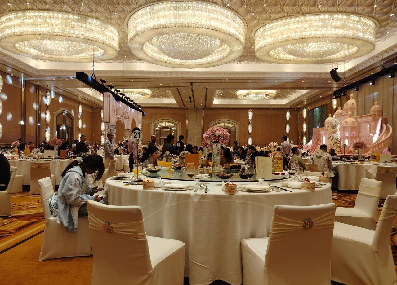 13800元一桌的喜酒，表姐夫把红包口缝死，只收一句“恭喜”。
我原以为是面子工