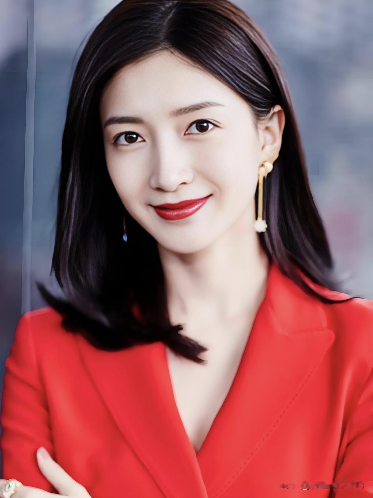 江疏影清冷优雅，从容诠释独立女性。岁月沉淀她的松弛之美，光影见证她的演技蜕变，举