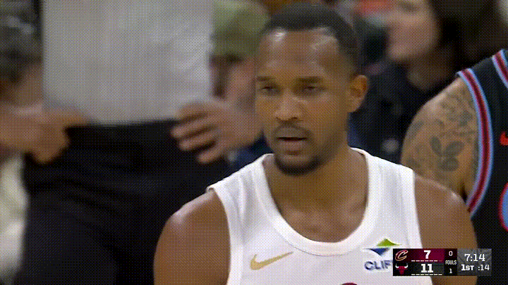 骑士巨星哈登真是太擅长打3+1了！在今天骑士客场挑战公牛的比赛中，当时比赛进行到