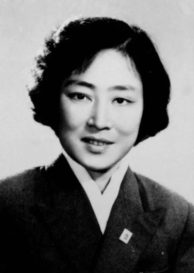 抗美援朝时期，一批女演员前往朝鲜参加慰问演出，每到晚上，男男女女都去公共澡堂冲凉