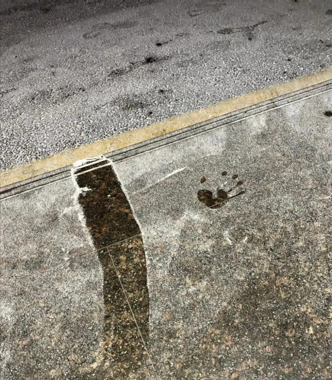 只留下了一个手印，这个不好推理到底发生了什么事