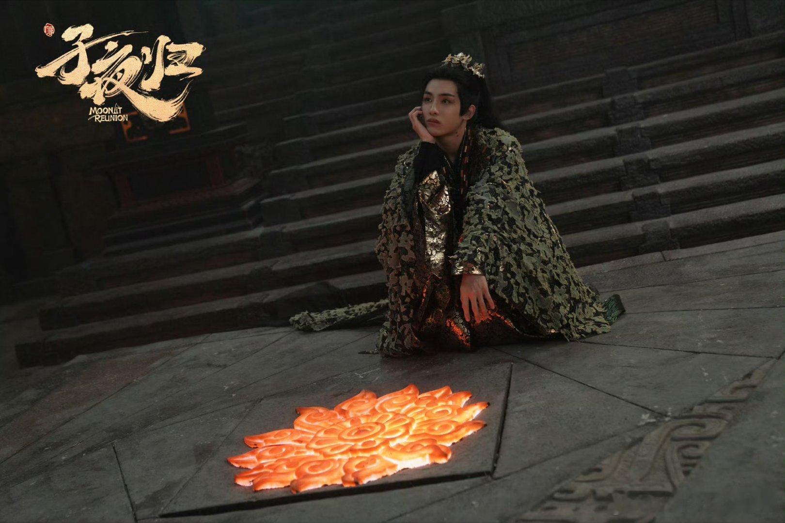 董思成子夜归出场董思成子夜归出场的时候太酷了吧，这个一个真的像个小蝙蝠一样，蹲在