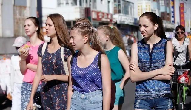 中俄的基本国情是不同的。俄罗斯不缺粮食，不缺能源，关起门来是可以过日子的，而且它