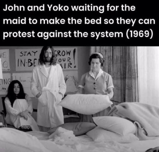 1969年，列侬和小野洋子安静的等着清洁阿姨铺好他们的床，并给他们端来丰盛的早餐