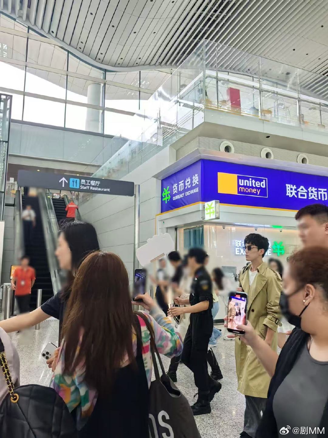 机场偶遇林俊杰吴磊网友机场一次偶遇林俊杰和吴磊，真的太幸运了吧，什么时候能轮到我