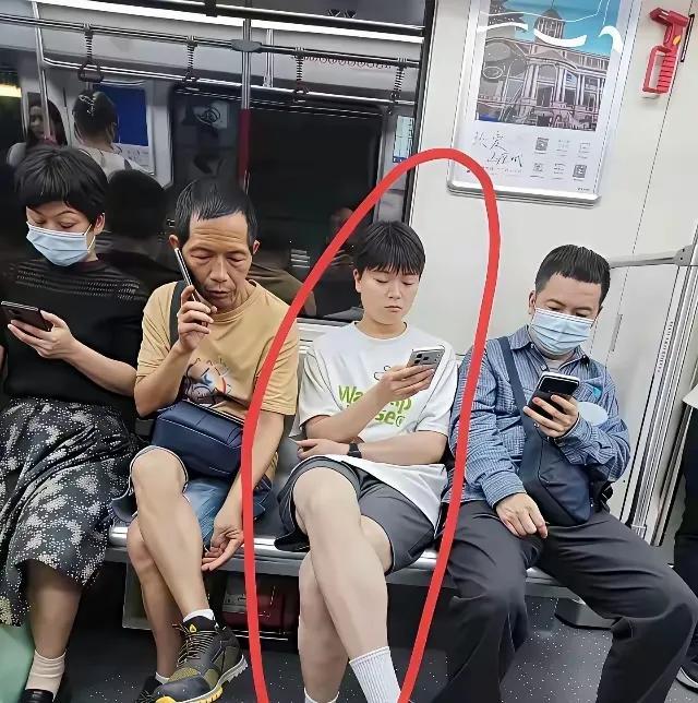 地铁偶遇一位看着男女难辨的路人，发型穿搭中性。
我问身边朋友全都分不出男女，仔细