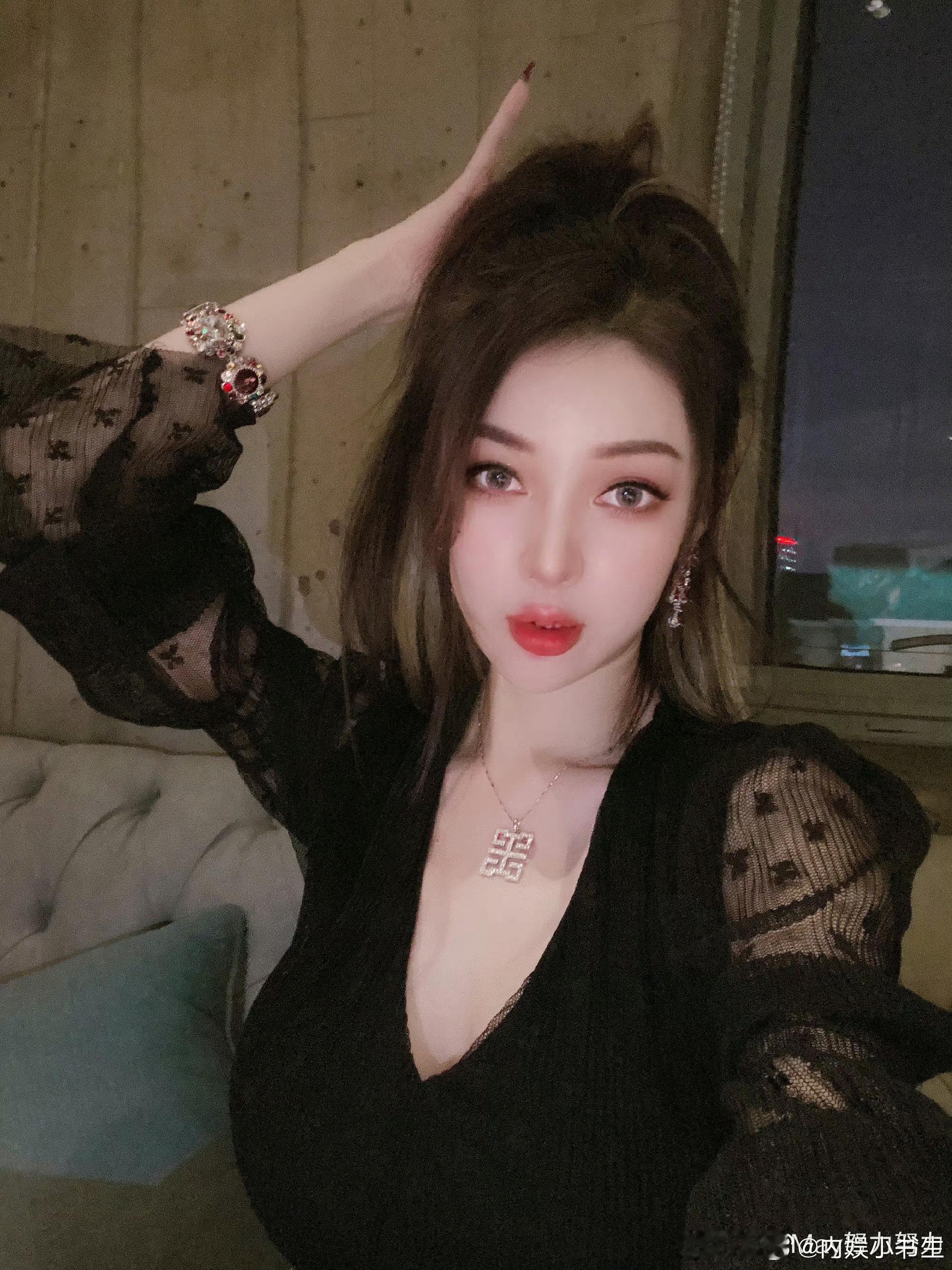#曝内娱男女顶流未婚生子#  现在未婚先孕的情况已经非常常见了吧？弱弱的问一句，