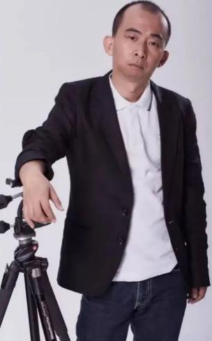 “简直一朵鲜花插在了牛粪上！”2022年，身家10亿的男星巨兴茂和大美女孟久淇结