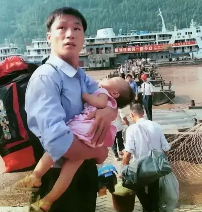1993年后，三峡100多万人迁移，当时有山东、上海、广东、江西等11个省给她们