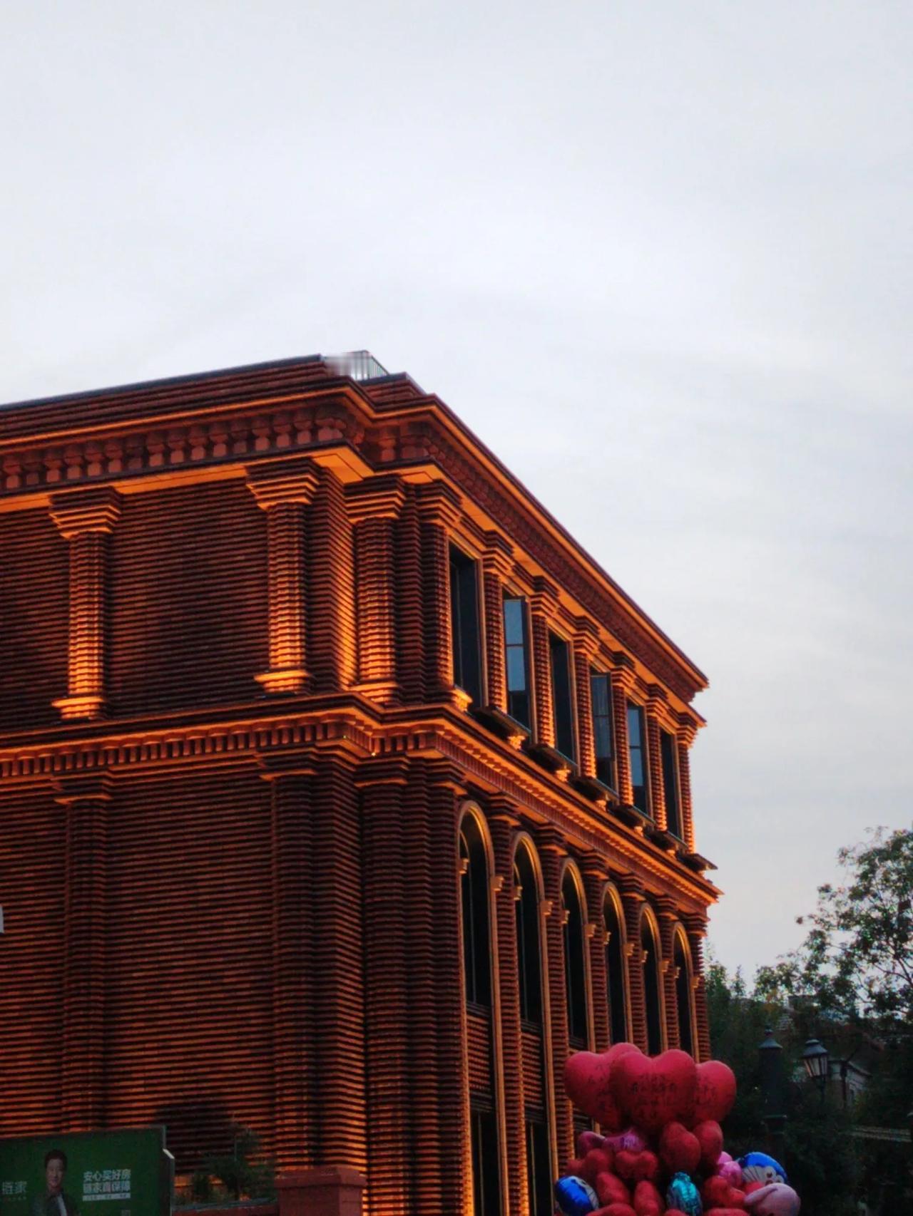 冬日生活分享国庆节回忆录，记得国庆节第五天，我去特意去看了晚上的钟书阁。人很多，