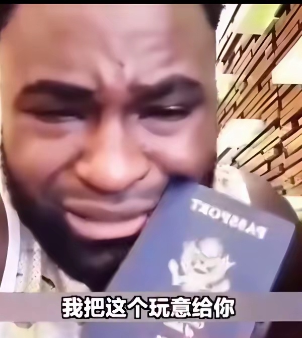 外国小伙因为被遣返痛哭流涕，在网上询问有没有不爱国的可以跟他交换一下国籍，感叹生