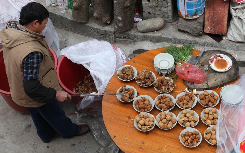 近日，广东一对新人结婚，亲朋好友收到邀请时，大家都愣住了！请柬上赫然写着：礼金不