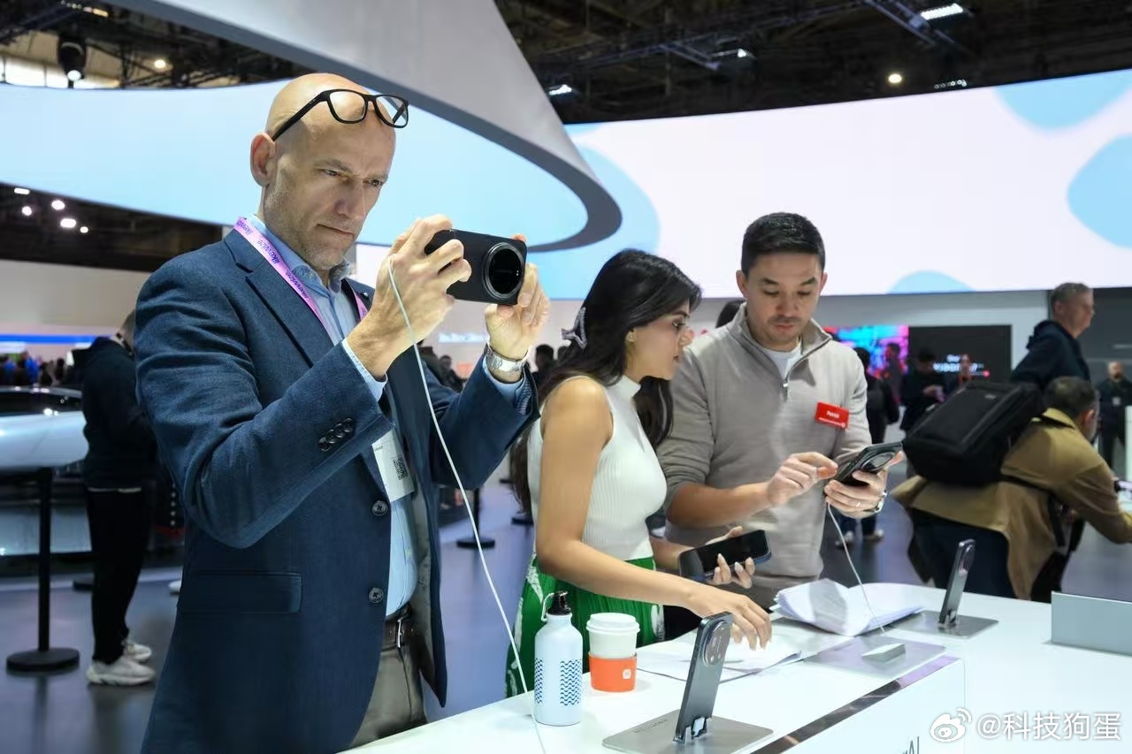 国外天天在聊AI多强，真到现场一看，能把AI落地到生活里的，还得看中国。小米这次