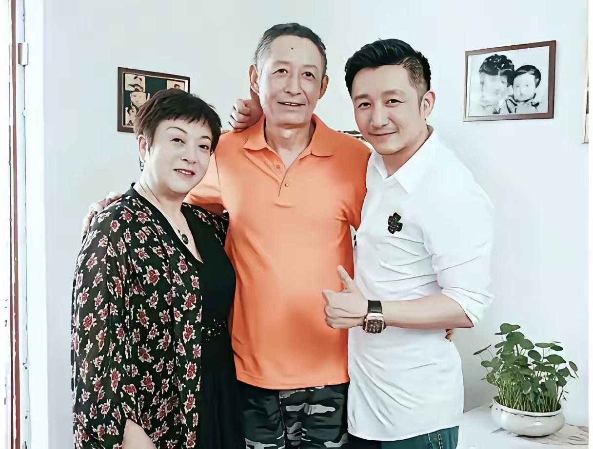 门当户对不是没有道理的！
深扒了邹市明的父母，
发现邹市明的原有家庭也真是越扒越