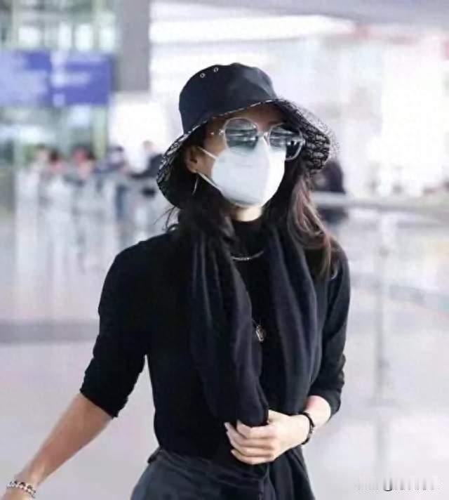 章子怡结束法国行程飞回北京！紧身上衣配阔腿裤纤细腰线十分吸睛