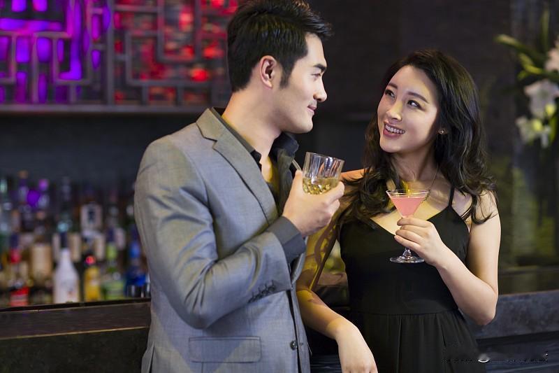 新疆乌鲁木齐，一对情侣半夜喝完酒后，在酒店开了间房，入住之后，两人因琐事发生激烈