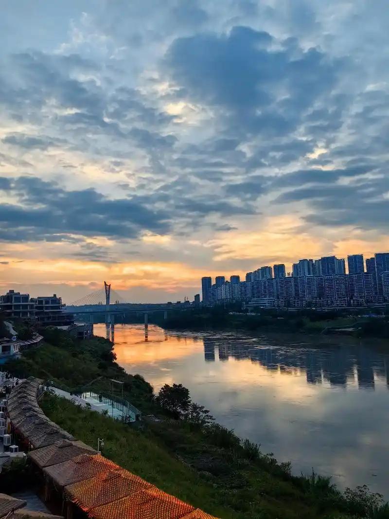 余华老师很棒的一段话：
“一个人，想要自己一辈子命好，有一个秘诀，那就是精神上不