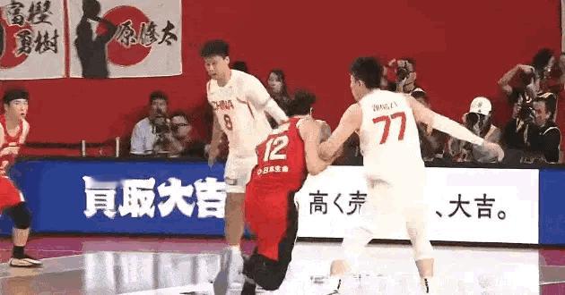 男篮天才锋线张镇麟被打爆了！在今天中国男篮对阵日本男篮的第二节比赛中，渡边雄太单