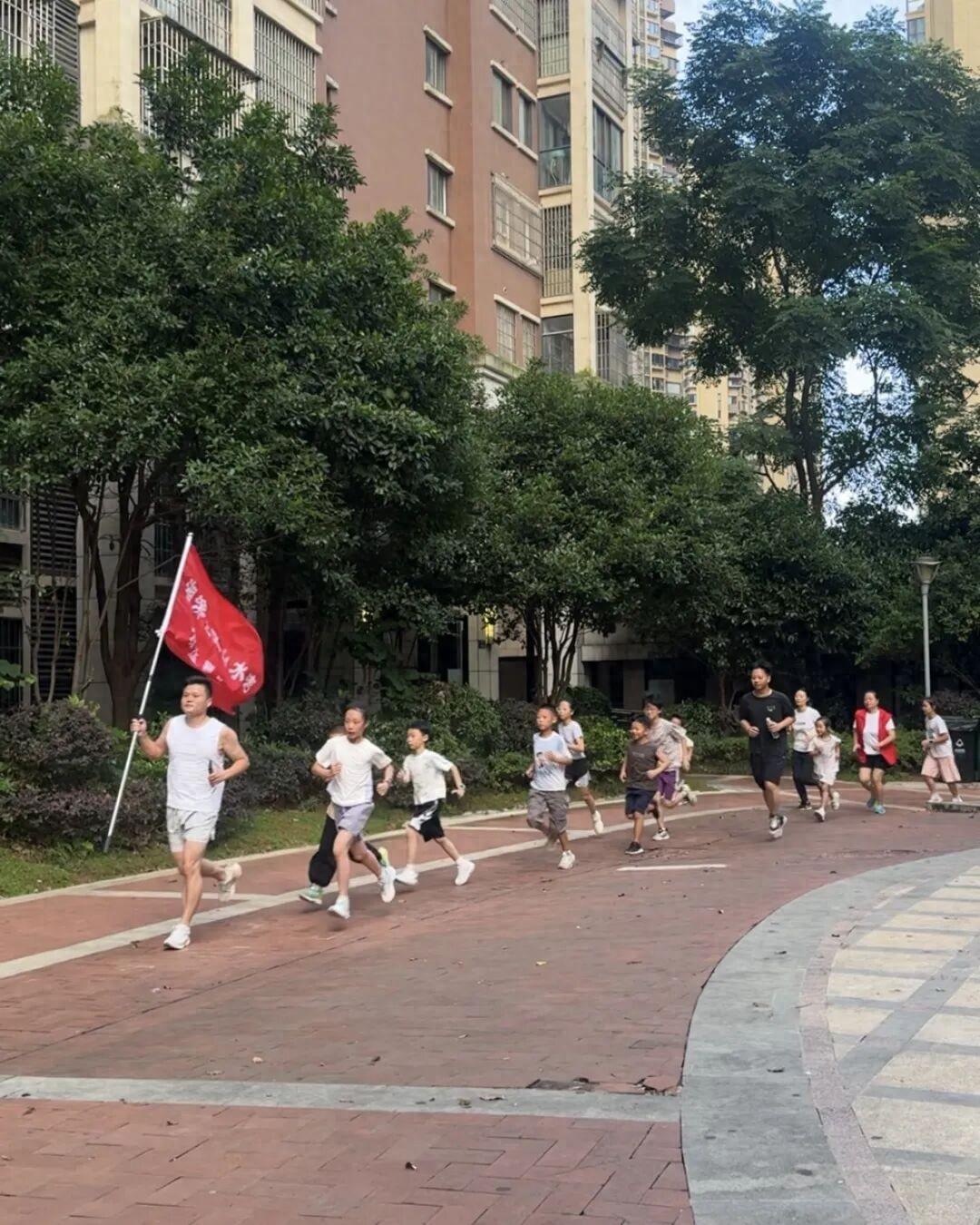这位奶爸绝了！湖南长沙，一名奶爸原本只想带自己的孩子晨跑，没想到加入的人越来越多