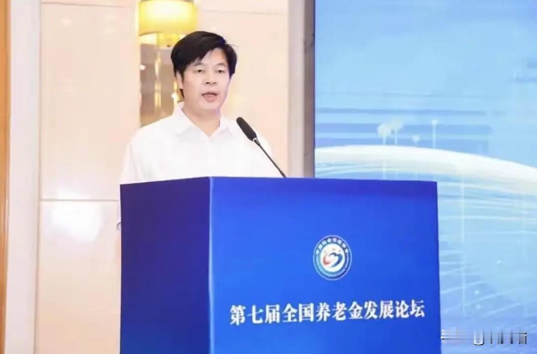 郑功成这次把话挑明了：
养老保险不是工资延期支付，是国家信用托底的公共品。这话翻
