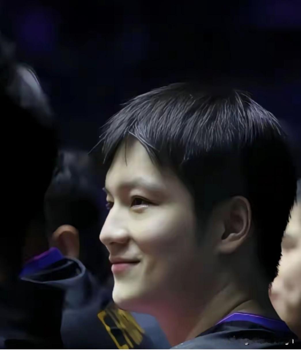 这张照片樊振东的侧颜简直绝了！

从微微上扬的下颌线到挺拔的鼻梁，线条干净利落的