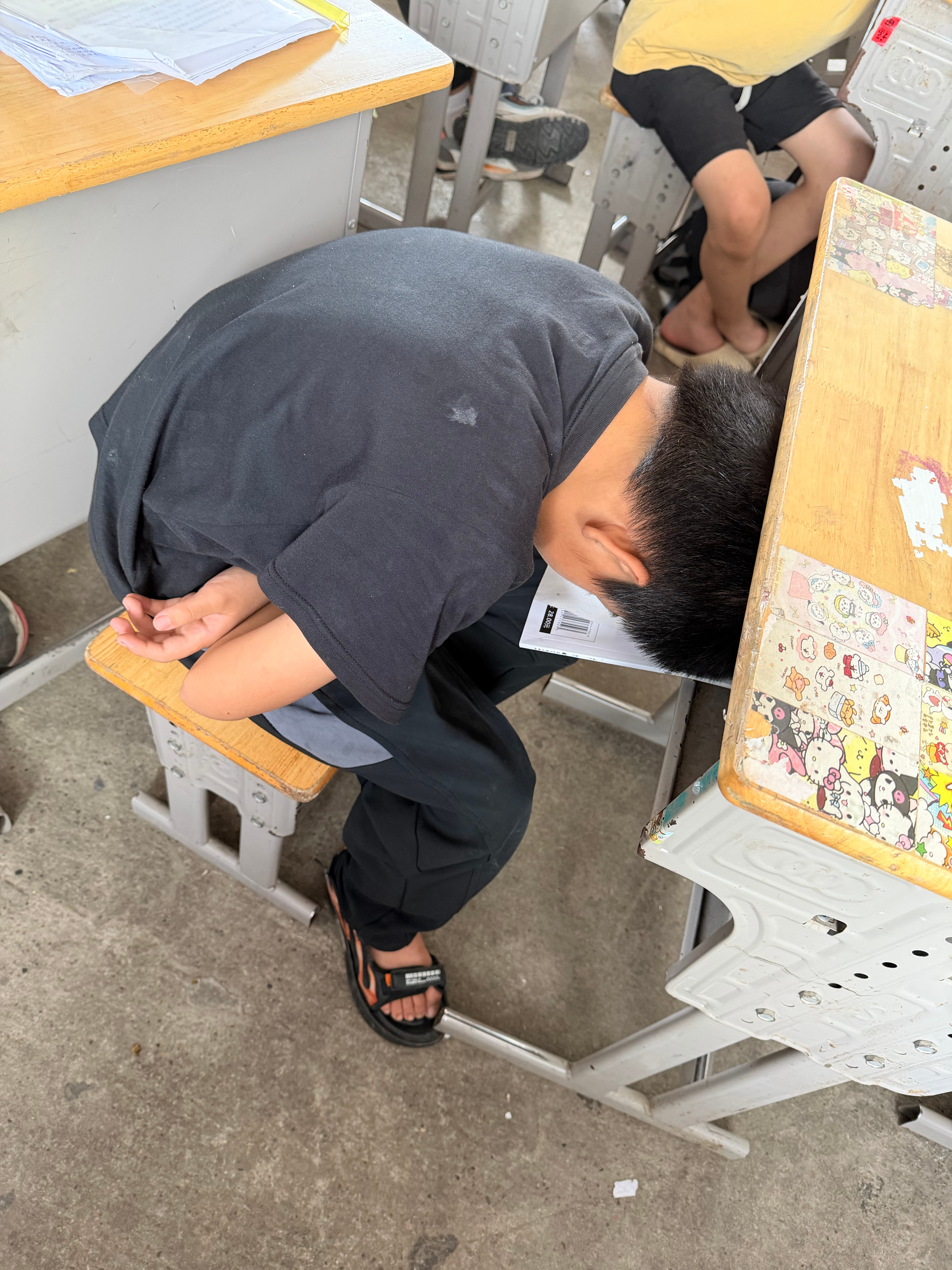 年轻就是好啊 这姿势睡了半个小时了 