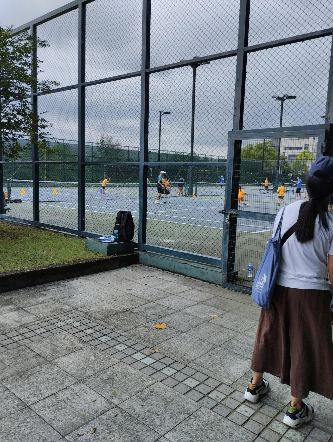 当空烈日下的学童和家长!