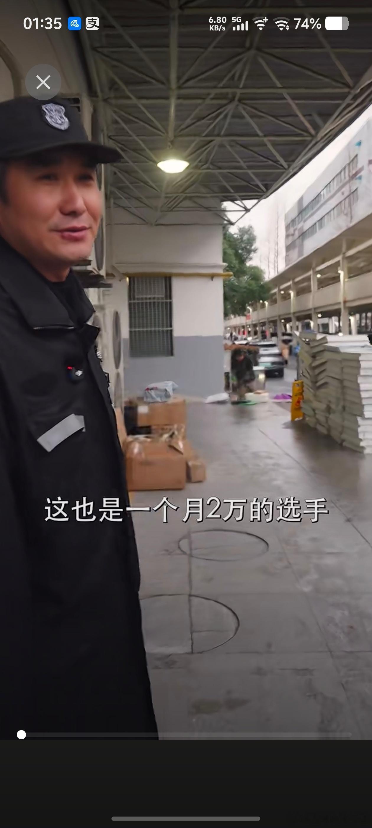 有博主采访一位保安。保安表示，他旁边的外卖员每天工作16个小时，月收入2万元，肾