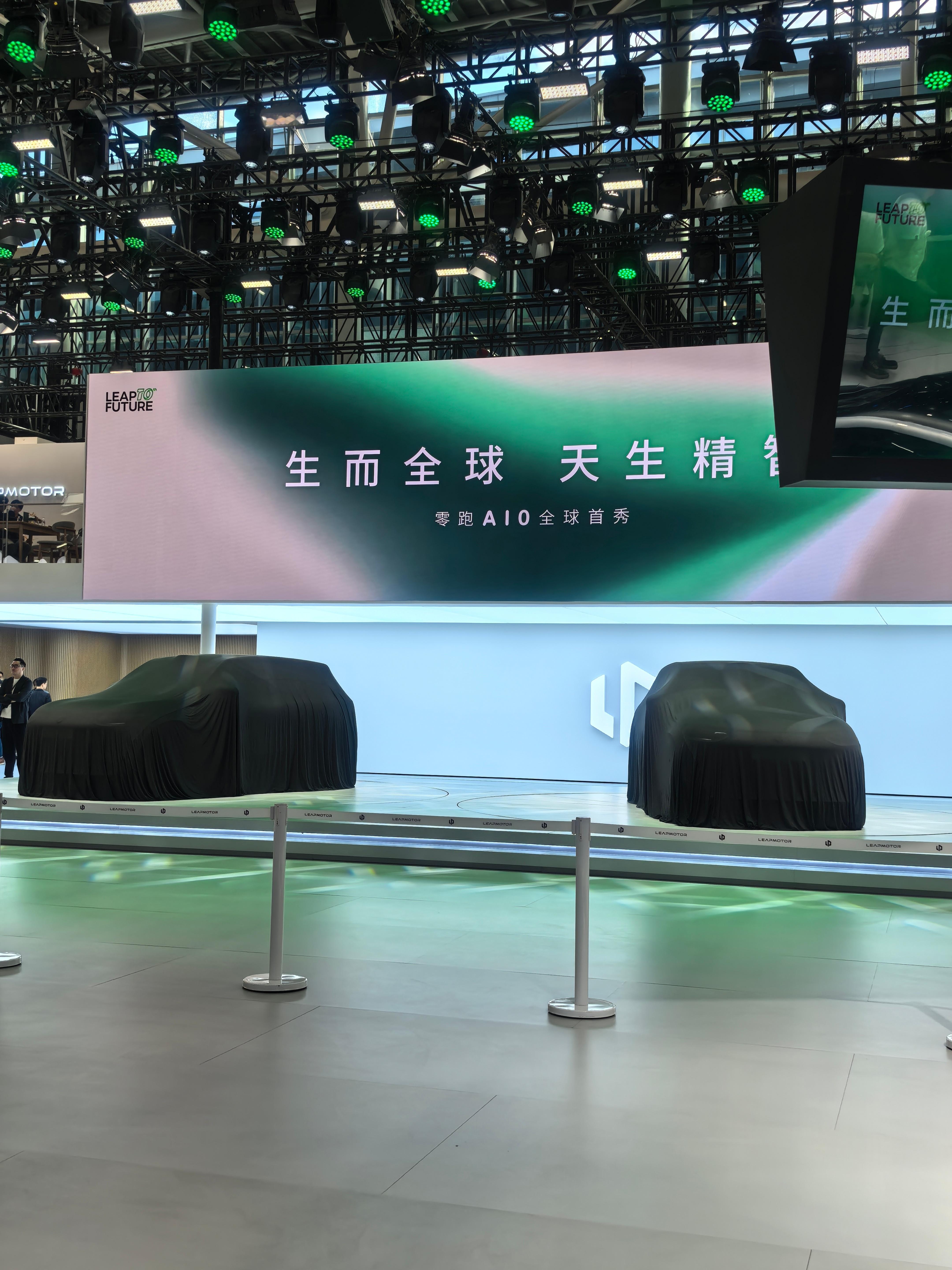 零跑A10全球首秀即将开始刚静悄悄的看了一下，好看极了。