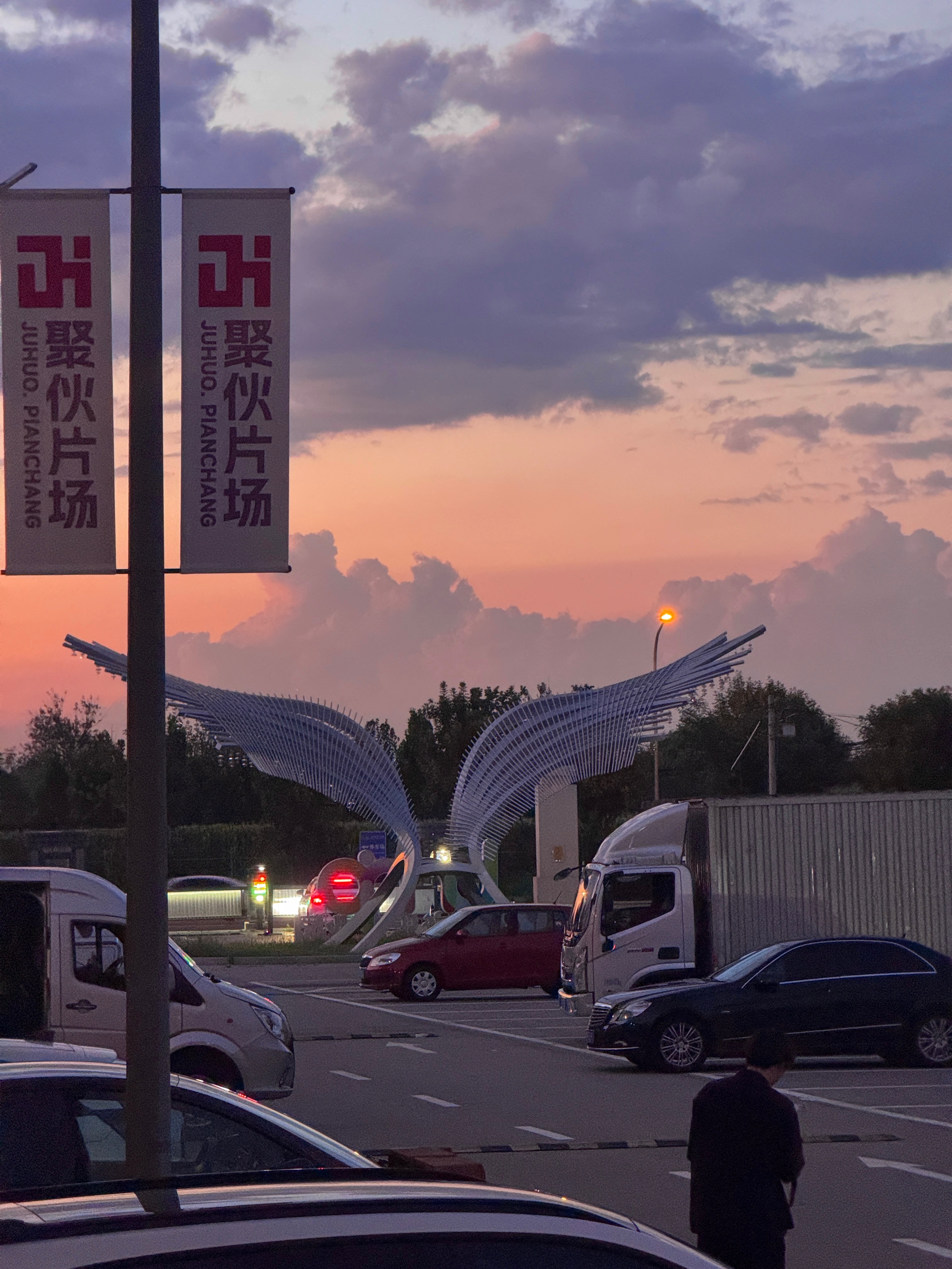 此刻窗外今晚不能再有暴雨了吧[淡淡的]  ​​​