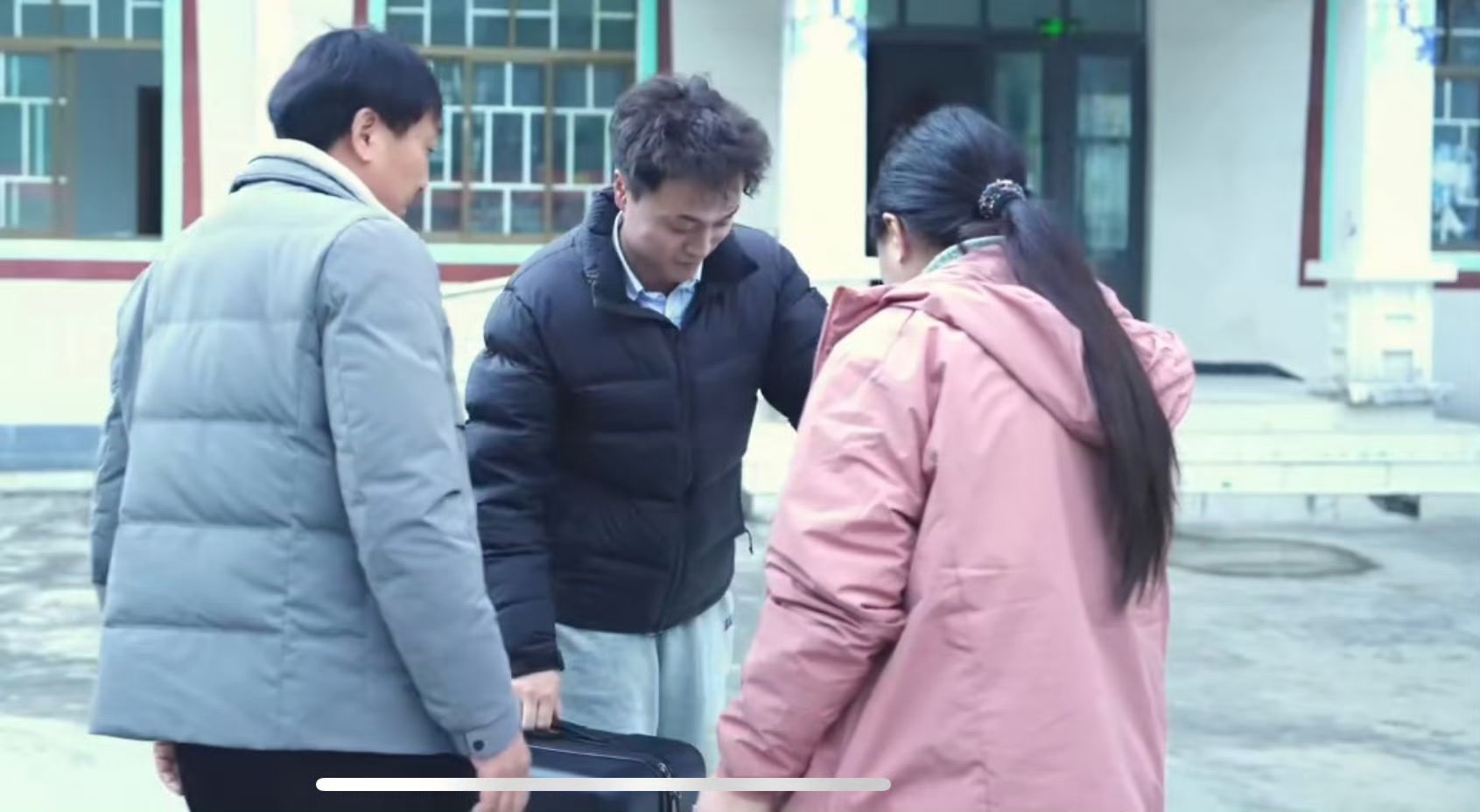 父母跨3千公里赴边境陪儿子过年 95后驻村干部何军杰守墨脱三载未归乡，父母跨越三