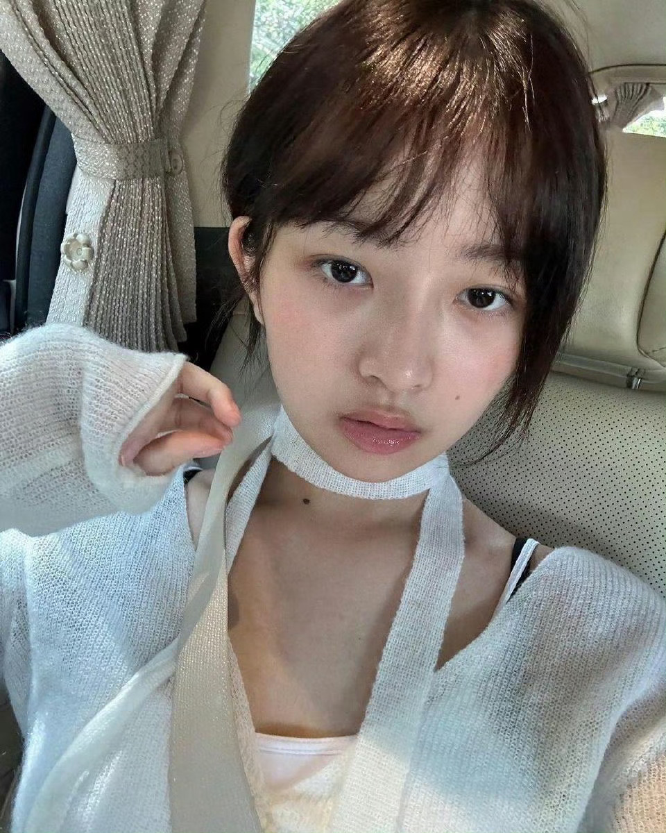 喜欢妳会被妆容遮住的痣和黑眼圈更喜欢这样自然又自信的漂亮的妳 