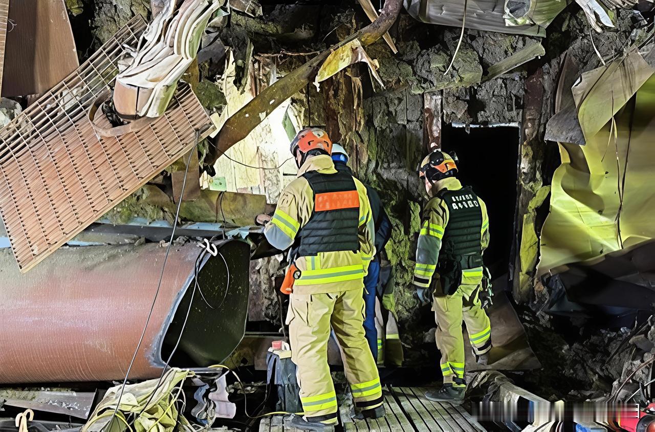 韩国东南部的蔚山火电站坍塌事故现场13日再找到一具遗体。

消防部门表示，当天上