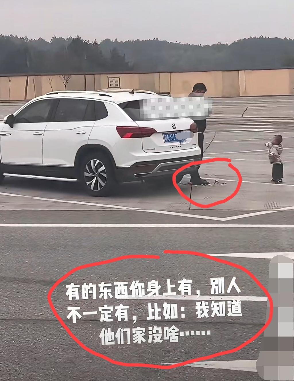 高速服务区的一幕:大众车里面的这对年轻夫妻，到服务区一趟，就是为了来把瓜皮纸屑等