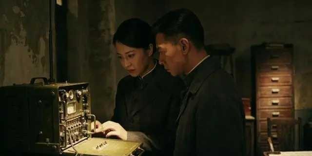 撕开宋轶《蜂巢》的滤镜，才发现它在仓库里躺了6年。
一边是央八收视强势登顶，一边