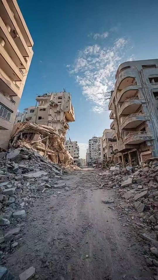 这便是如今的以色列，与去年的加沙地区极为相似，只不过高楼尚未被夷为平地，不过这已