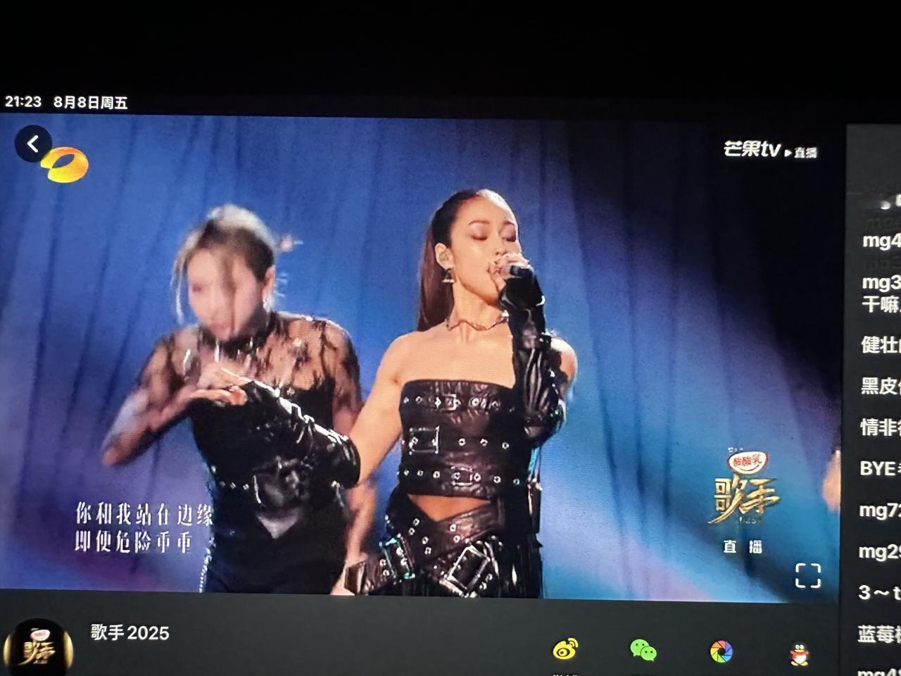 Beni火力全开啊，唱跳俱佳。
这才是真正的实力吧。
一出场让我惊了。
这是直播