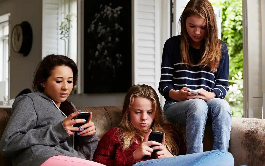 英国这波操作太炸了，3月25号英国政府正式官宣，要挑选300名青少年开展社交媒体