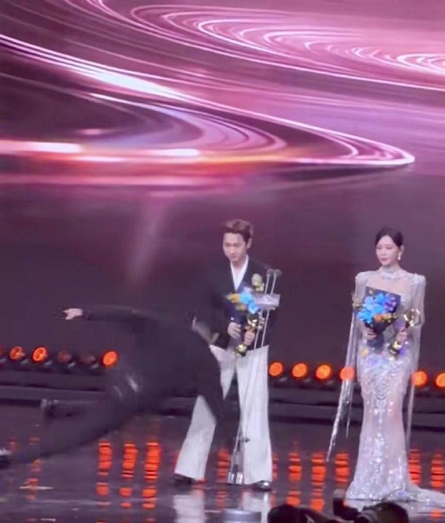 微博之夜虽然也搞到很晚，但是乐子还是要比星光大赏多的。

昨晚最大的乐子，估计就