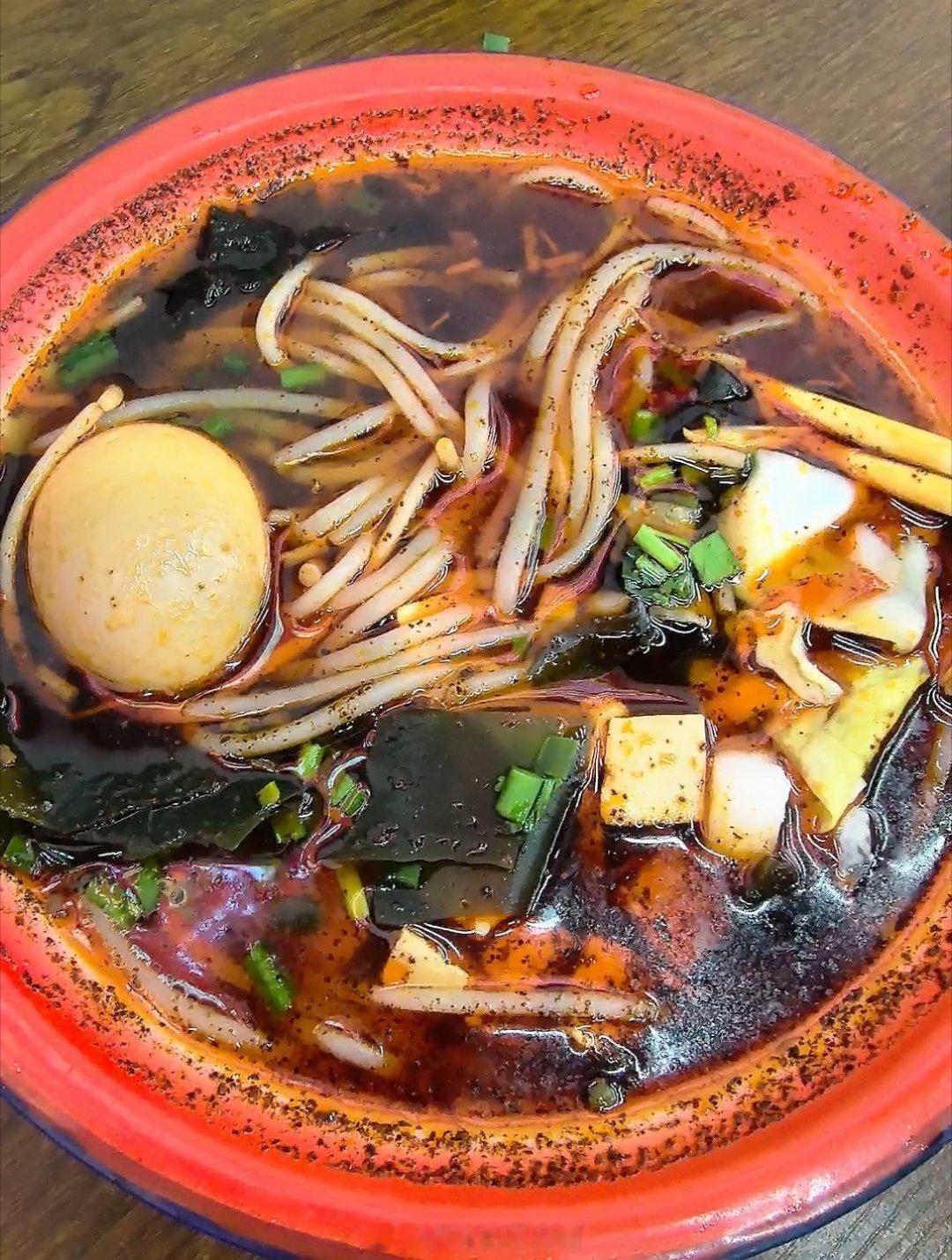 来到一家襄阳牛肉面，好像是新开的。我问娃：你要豆腐的还是海带的？老板说：豆腐海带