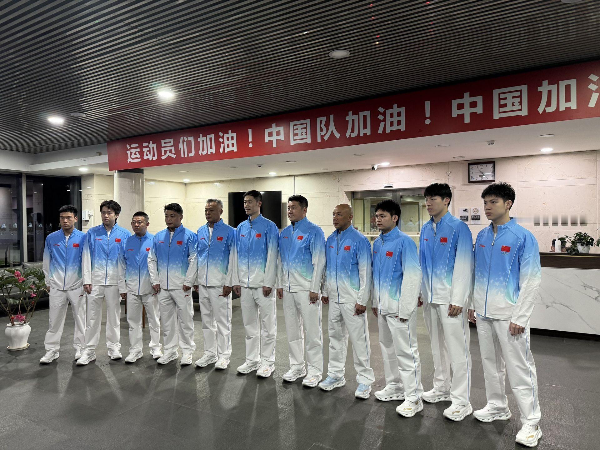 牛冠凯:亚运会出发！加油！冲冲冲！蓝白色的亚运队服越看越好看[大学生能飞] ​​