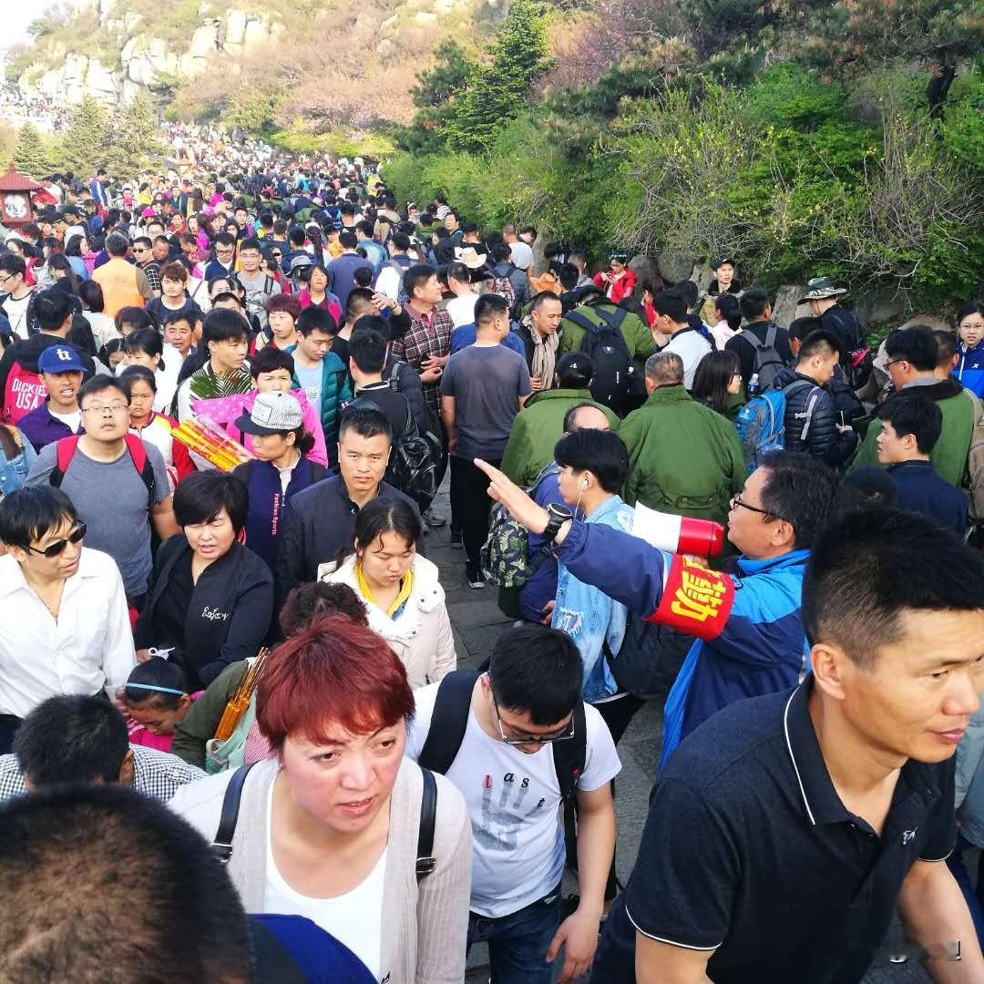 生活百态：假日高速免费越免费越堵，政策真的要改了吗？
 
       有人吐槽