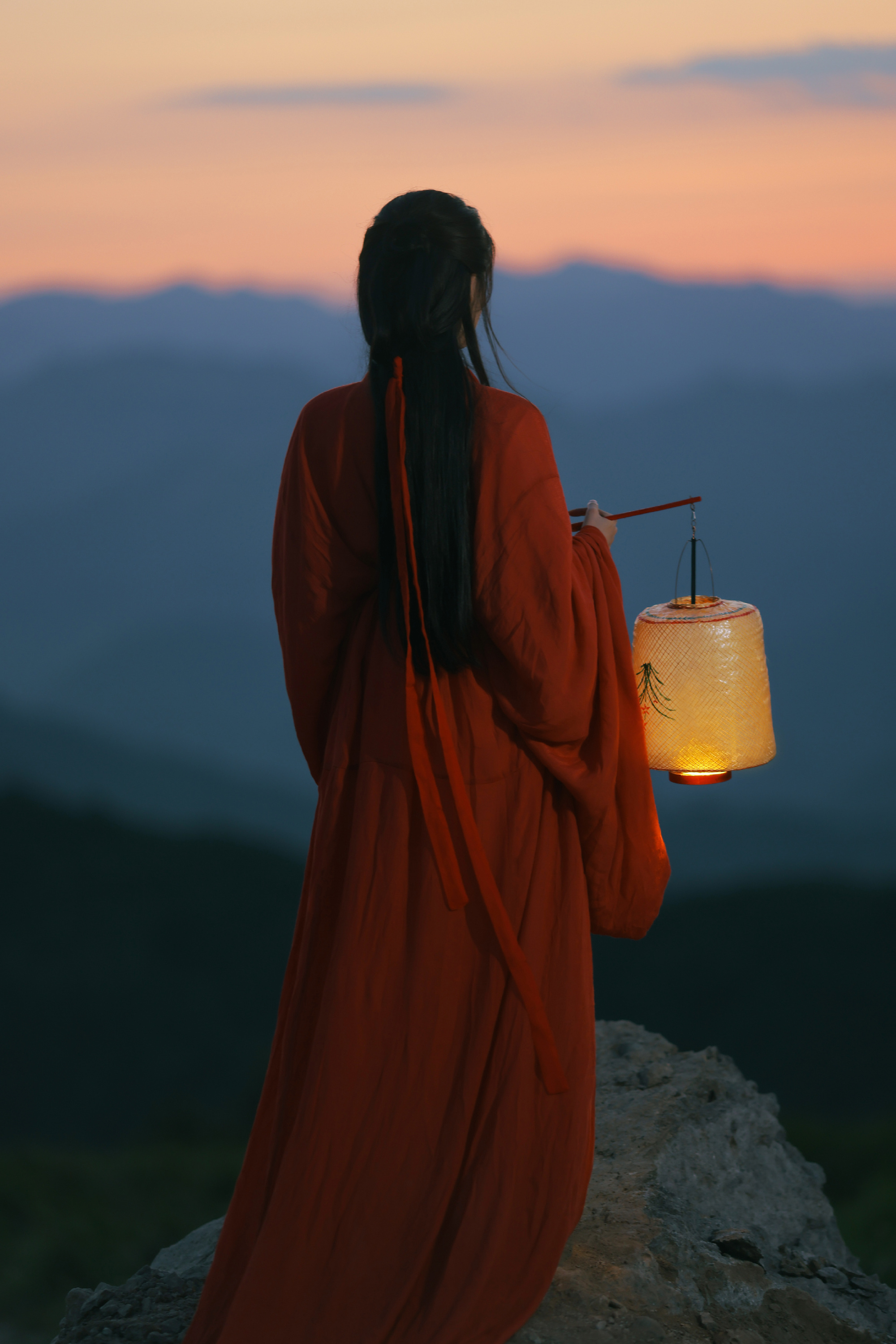#祝绪丹两天7套古装##祝绪丹是有拍照kpi吗# 祝绪丹两天呈现 7 套古装，每