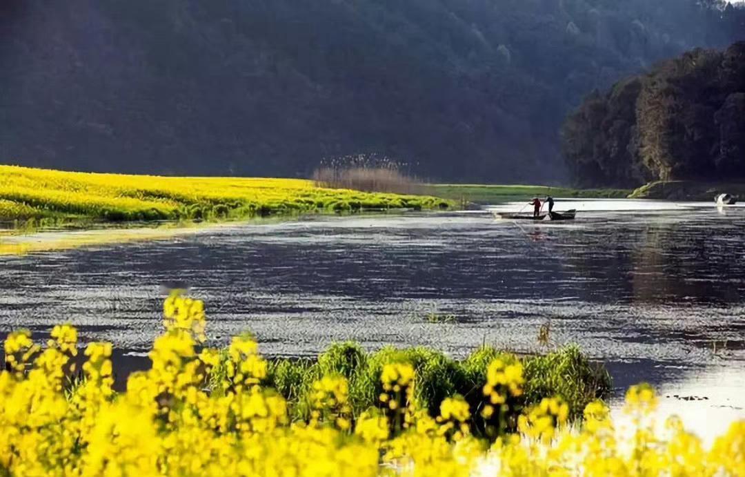 新安江山水画廊，与掩映其间的粉墙黛瓦的古村落、古民居交相辉映，是画里青山，水中乡