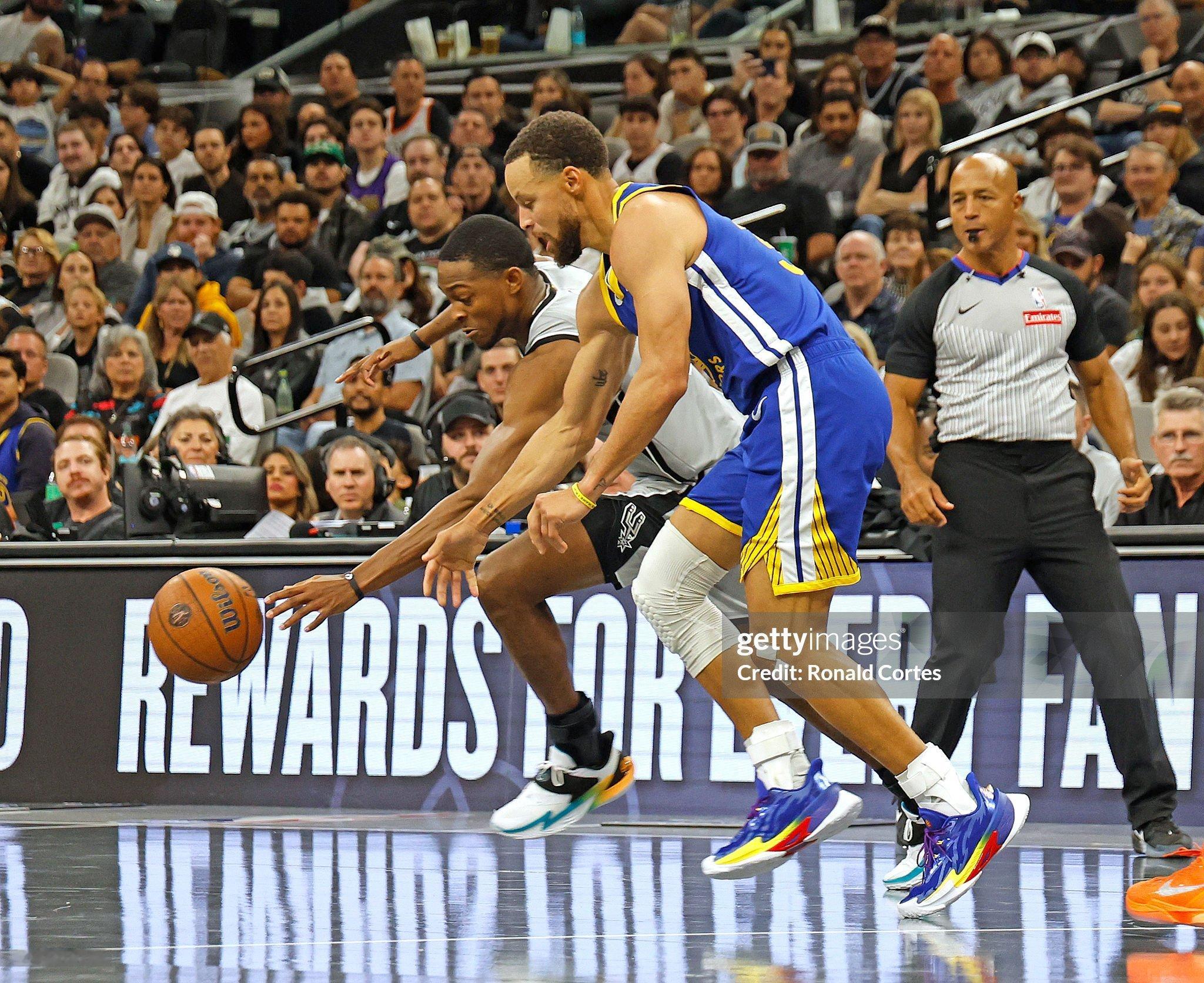 今日有幸见证库里又一场神迹代表作，独取49分率领勇士再胜马刺，背靠背两战狂轰95