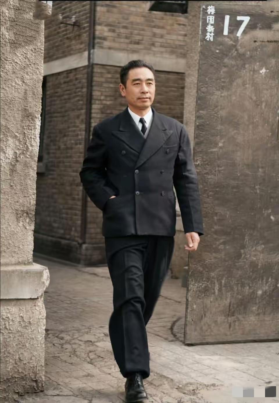 周总理年轻时候的一张老照片，意气风发，英姿飒爽，温文儒雅，妥妥中国第一美男子。