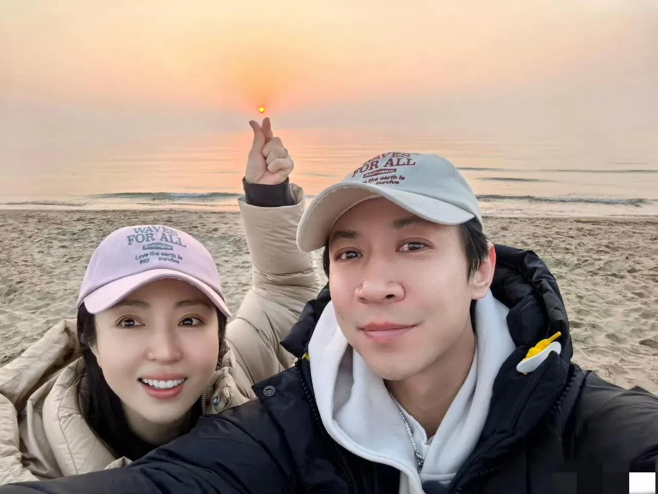 董璇张维伊终于官宣了，两人晒出一起去阿那亚度假的合照，这也是他们正式官宣在一起，